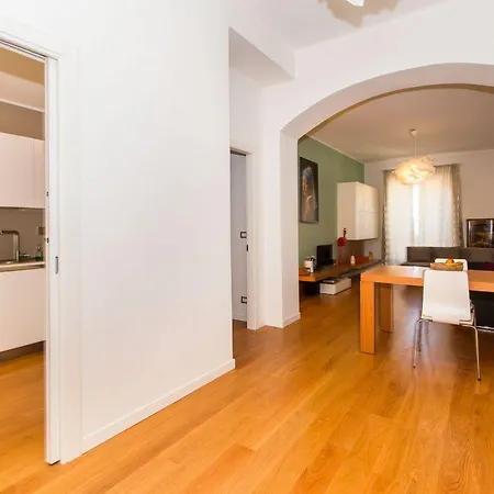 Guesthost - Porta Nuova & Parco Del Valentino Roomy Flat Турин
