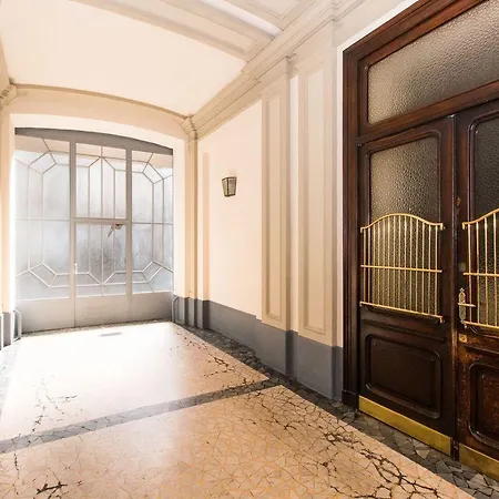 Guesthost - Porta Nuova & Parco Del Valentino Roomy Flat Апартаменты *