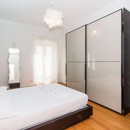 Guesthost - Porta Nuova & Parco Del Valentino Roomy Flat Апартаменты *