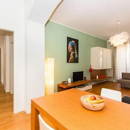 Апартаменты Guesthost - Porta Nuova & Parco Del Valentino Roomy Flat