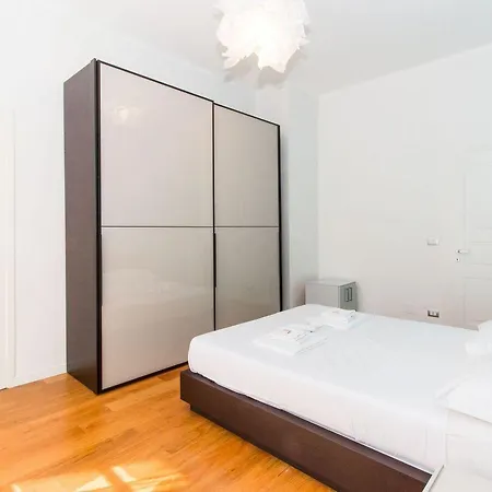 Guesthost - Porta Nuova & Parco Del Valentino Roomy Flat Апартаменты *