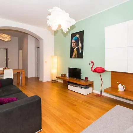 Guesthost - Porta Nuova & Parco Del Valentino Roomy Flat Апартаменты Турин