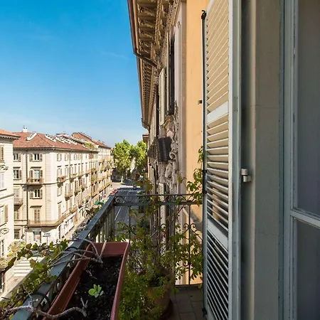 Guesthost - Porta Nuova & Parco Del Valentino Roomy Flat Апартаменты Турин