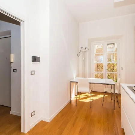 Апартаменты Guesthost - Porta Nuova & Parco Del Valentino Roomy Flat Турин