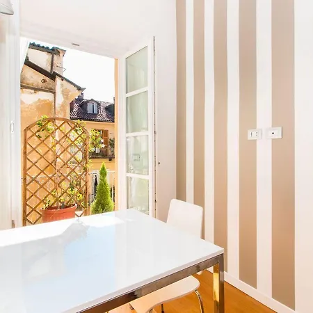 Guesthost - Porta Nuova & Parco Del Valentino Roomy Flat Апартаменты *