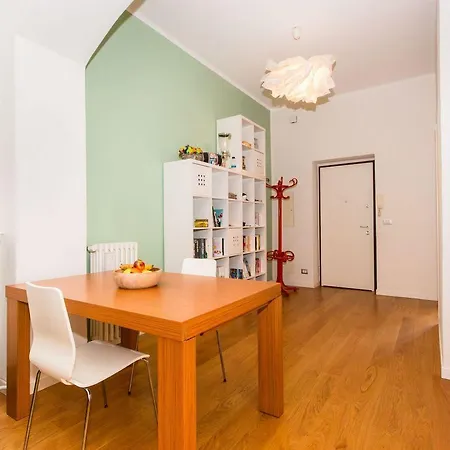 Guesthost - Porta Nuova & Parco Del Valentino Roomy Flat * Турин