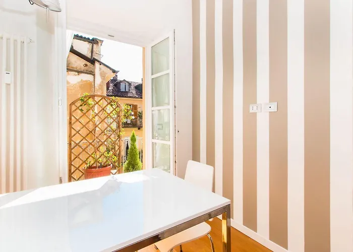 Guesthost - Porta Nuova & Parco Del Valentino Roomy Flat Daire *